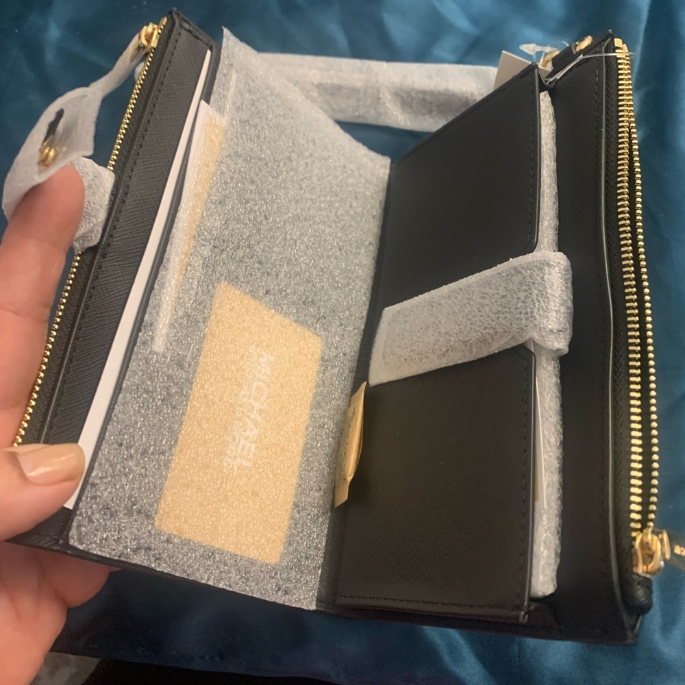 Michael Kors Jet Set Black Travel Wallet NWT - Picture 4 of 10